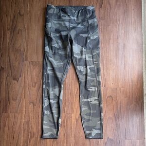 Athleta Camo Contender 7/8 Tight Size XS